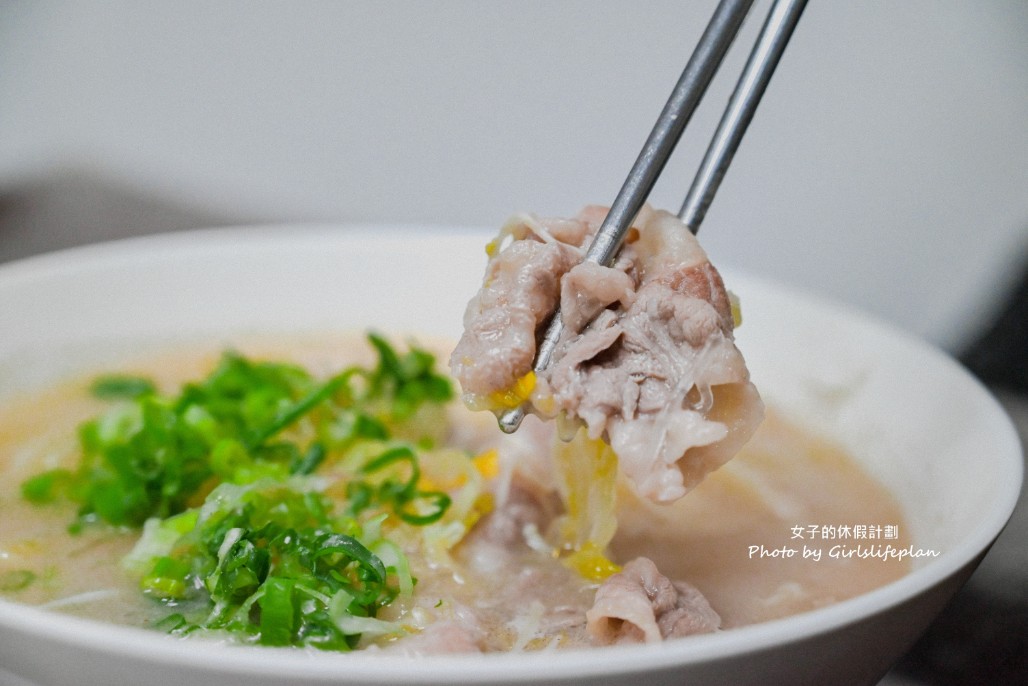 火紅手桿麵｜現場手工扯麵還沒開店就在排隊拿號碼牌(菜單) @女子的休假計劃
