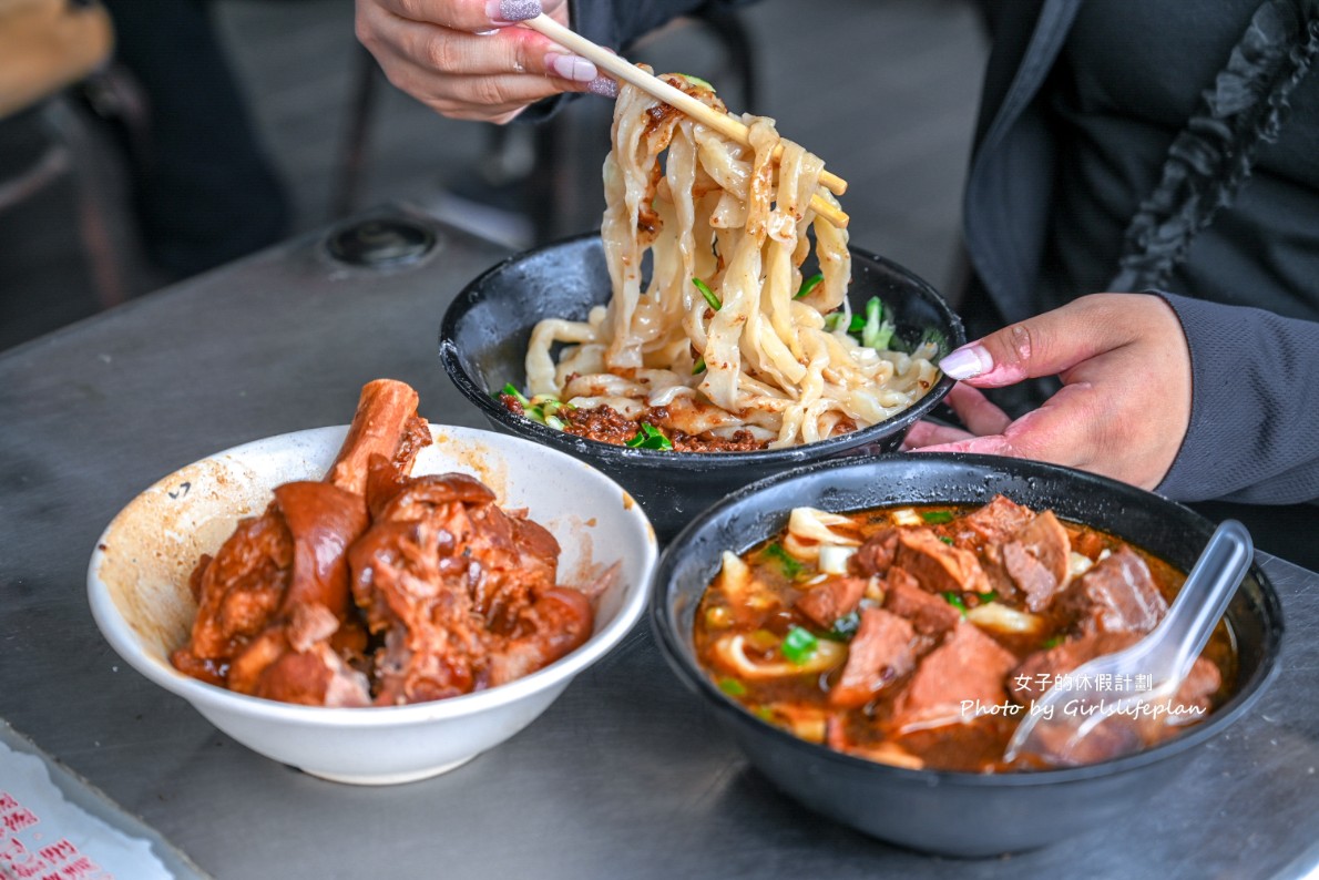 王家刀切麵｜主打大份量，牛肉麵和豬腳乾麵大推 @女子的休假計劃