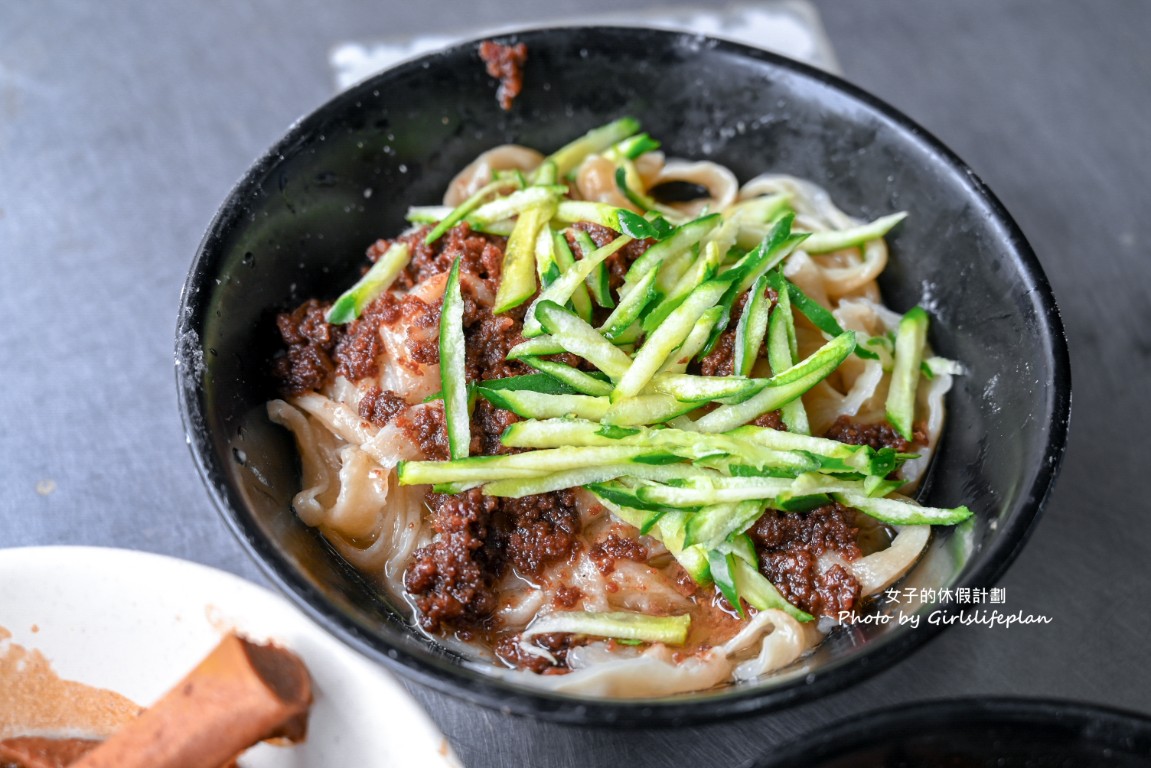 王家刀切麵｜主打大份量，牛肉麵和豬腳乾麵大推 @女子的休假計劃