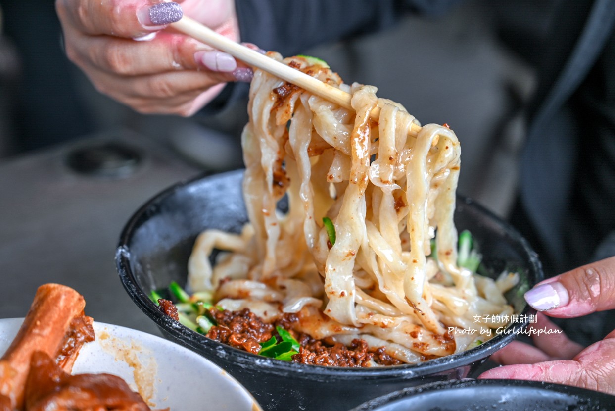 王家刀切麵｜主打大份量，牛肉麵和豬腳乾麵大推 @女子的休假計劃