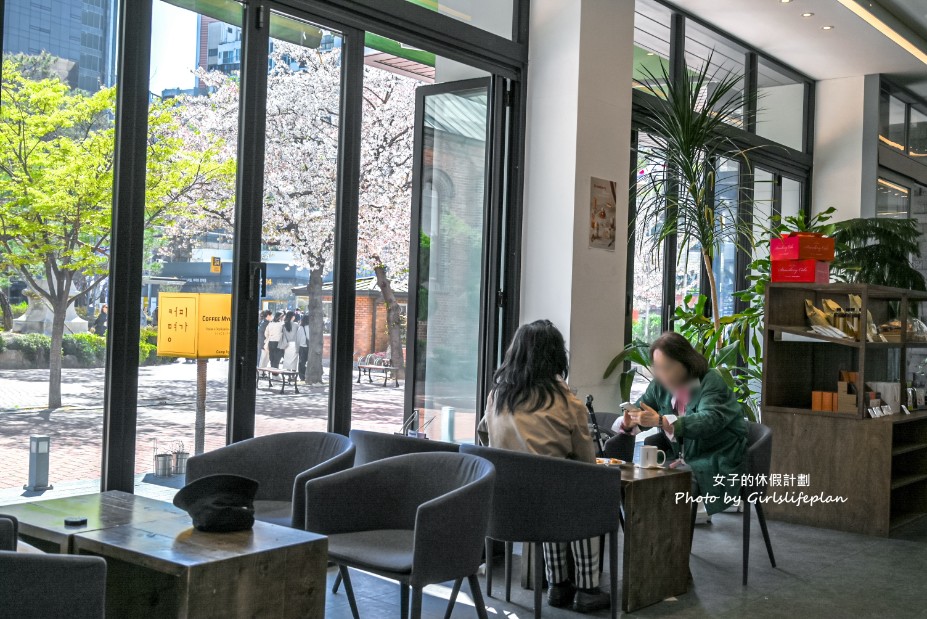 咖啡名家｜大邱咖啡廳커피명가半月堂站，櫻花樹下草莓蛋糕(菜單) @女子的休假計劃