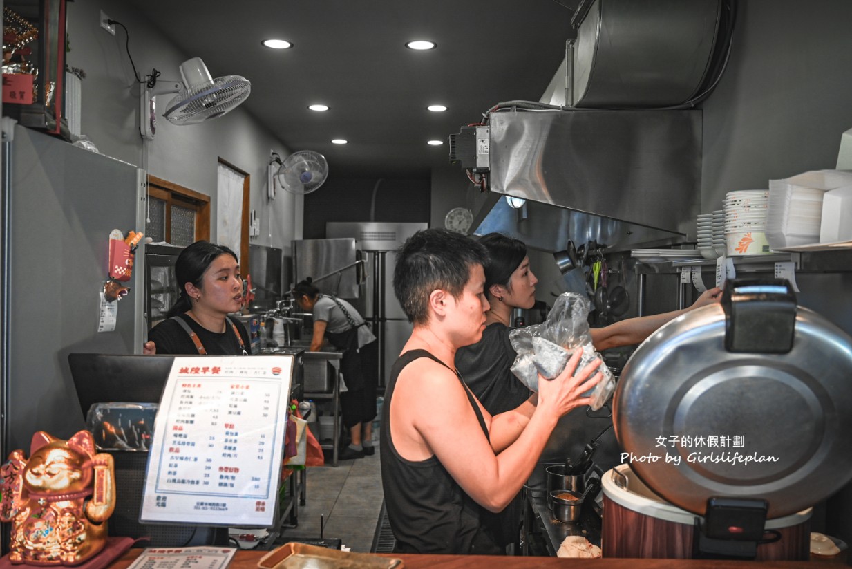 城隍早餐店｜在地超過70年必點控肉飯加半熟荷包蛋(菜單) @女子的休假計劃
