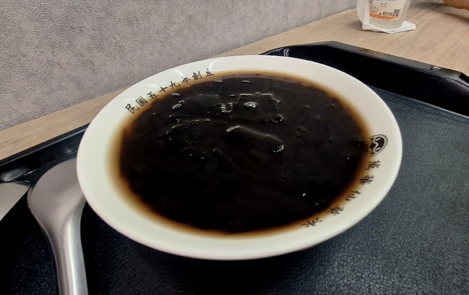 萬華林建發仙草冰八德店｜塊狀的仙草超過癮(外帶) @女子的休假計劃