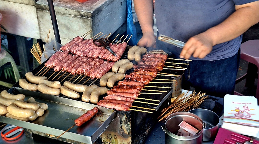 礁溪香腸伯｜行家必吃路邊炭烤香腸攤(外帶) @女子的休假計劃