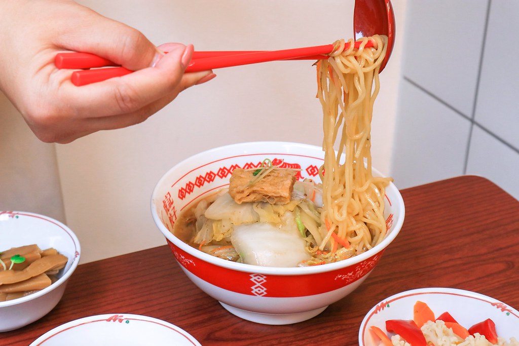 虎記餃子:外帶主餐50元起，餃子控看過來，日式脆皮一口煎餃，超Q彈蔬菜拉麵&福岡冰涼炸雞都在這/台北世貿美食 @女子的休假計劃