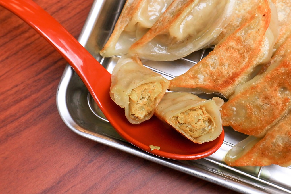 虎記餃子:外帶主餐50元起，餃子控看過來，日式脆皮一口煎餃，超Q彈蔬菜拉麵&福岡冰涼炸雞都在這/台北世貿美食 @女子的休假計劃
