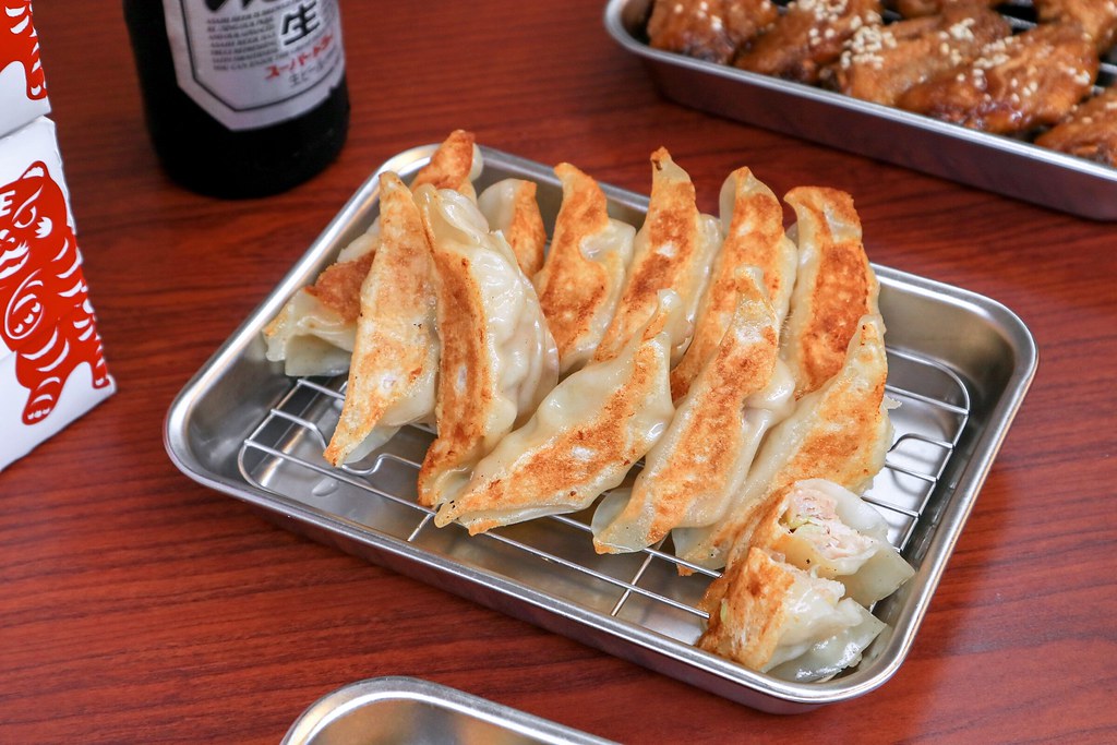 虎記餃子:外帶主餐50元起，餃子控看過來，日式脆皮一口煎餃，超Q彈蔬菜拉麵&福岡冰涼炸雞都在這/台北世貿美食 @女子的休假計劃