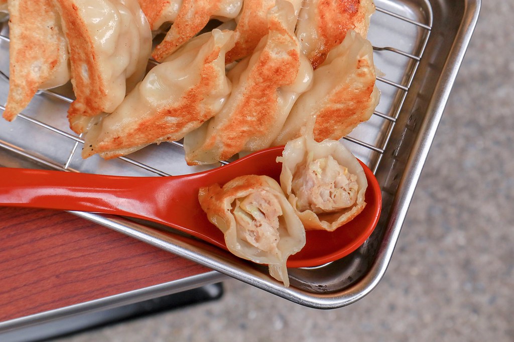虎記餃子:外帶主餐50元起，餃子控看過來，日式脆皮一口煎餃，超Q彈蔬菜拉麵&福岡冰涼炸雞都在這/台北世貿美食 @女子的休假計劃