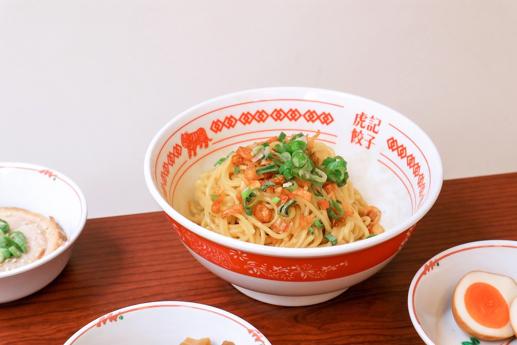 虎記餃子:外帶主餐50元起，餃子控看過來，日式脆皮一口煎餃，超Q彈蔬菜拉麵&福岡冰涼炸雞都在這/台北世貿美食 @女子的休假計劃