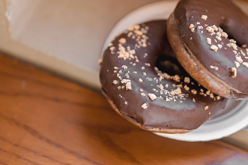 【星巴克限定】大稻埕特色星巴克保安門市xMister Donut 草莓巧克力巧拿滋、經典巧克力巧拿滋，啜飲一口咖啡，彷如時光靜止又回到了那繁華的舊時光。 @女子的休假計劃