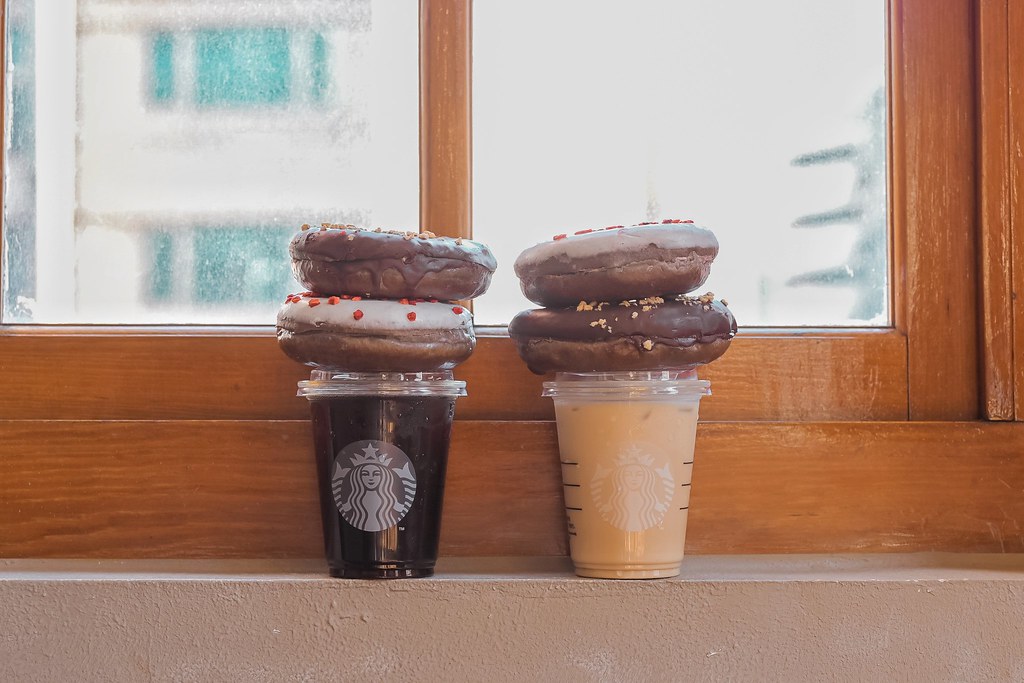 【星巴克限定】大稻埕特色星巴克保安門市xMister Donut 草莓巧克力巧拿滋、經典巧克力巧拿滋，啜飲一口咖啡，彷如時光靜止又回到了那繁華的舊時光。 @女子的休假計劃