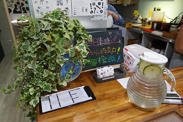 【西門町咖啡廳】貳拾陸巷Somebody CAFE /森林系餐廳 /插畫家咖啡廳 @女子的休假計劃