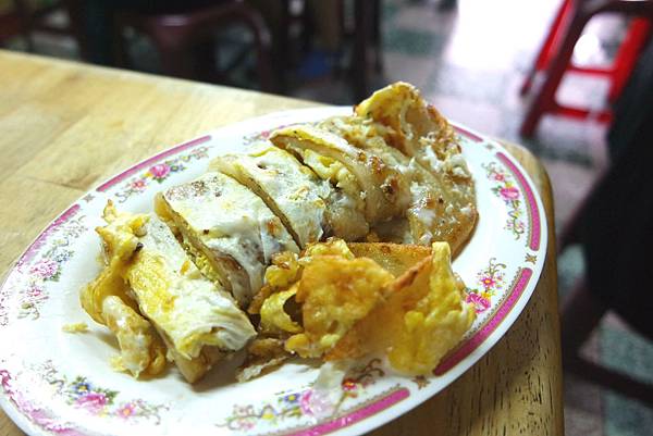 豆莊豆漿店：板橋人的傳統中式早餐，招牌雙蛋蛋餅配軟綿的蘿蔔糕再來一杯冰豆漿，活力滿滿/板橋美食 @女子的休假計劃