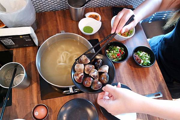 XO SHABU SHABU，在黑白時髦火鍋店涮出精選食材與私房XO醬料的美味|永和|永安市場站 @女子的休假計劃