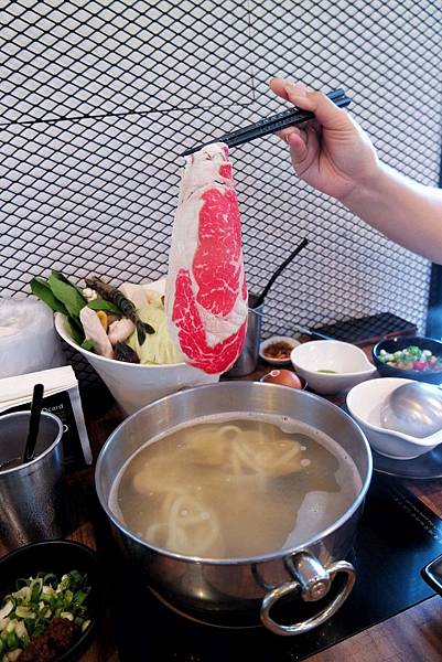 XO SHABU SHABU，在黑白時髦火鍋店涮出精選食材與私房XO醬料的美味|永和|永安市場站 @女子的休假計劃