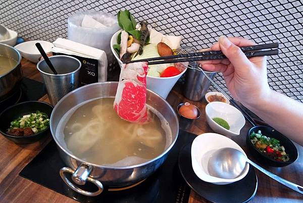 XO SHABU SHABU，在黑白時髦火鍋店涮出精選食材與私房XO醬料的美味|永和|永安市場站 @女子的休假計劃