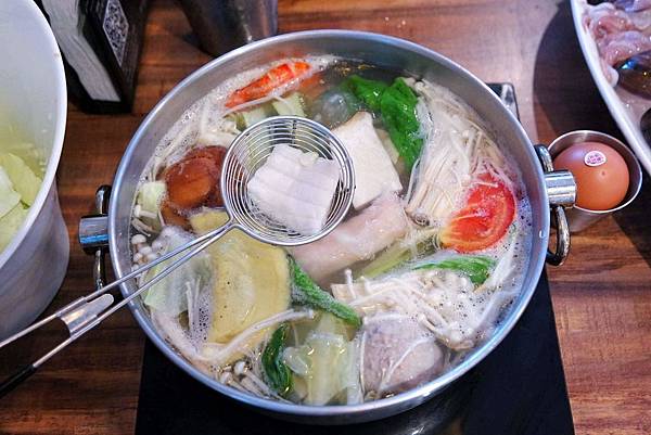 XO SHABU SHABU，在黑白時髦火鍋店涮出精選食材與私房XO醬料的美味|永和|永安市場站 @女子的休假計劃