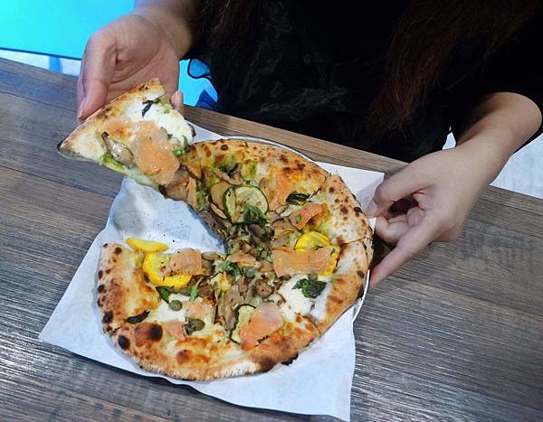 Pizza CreAfe客意比薩/內科西湖店，來DIY一份獨創比薩吧！ @女子的休假計劃
