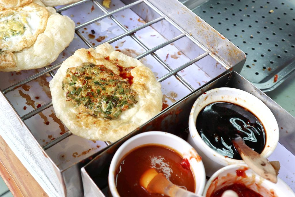 宜蘭礁溪| 柯氏蔥油餅，觀光客必來朝聖的銅板排隊美食 @女子的休假計劃