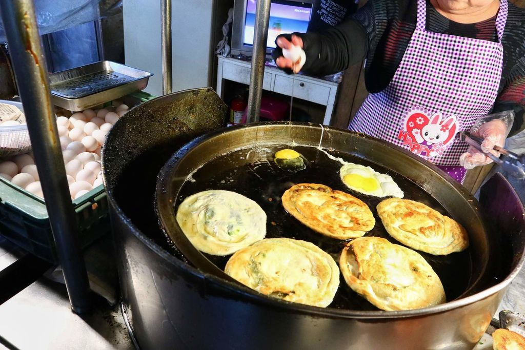 宜蘭市東門夜市 | 彭記蔥油餅，酥到不行，三味一魂麵香、蔥香、醬香一擁而上！ @女子的休假計劃