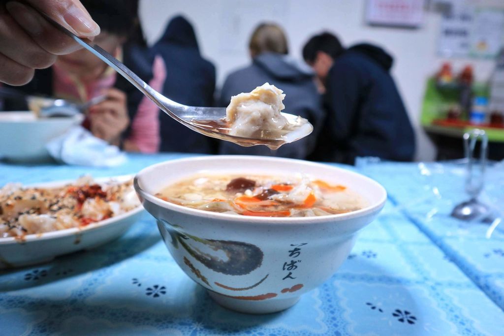 桃園龍潭 | 市場餛飩，隱身於市場之中的在地人氣早餐，必點肉羹湯、紅油抄手 /食尚玩家 /龍潭大池 /無名餛飩麵 @女子的休假計劃