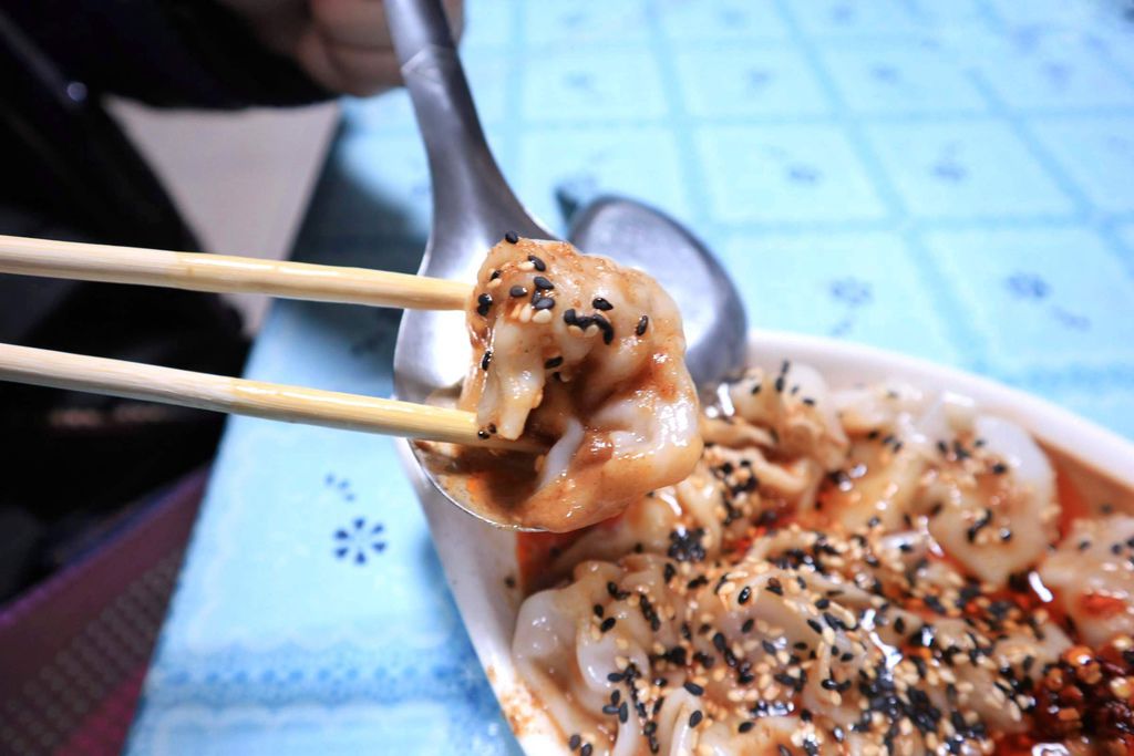桃園龍潭 | 市場餛飩，隱身於市場之中的在地人氣早餐，必點肉羹湯、紅油抄手 /食尚玩家 /龍潭大池 /無名餛飩麵 @女子的休假計劃