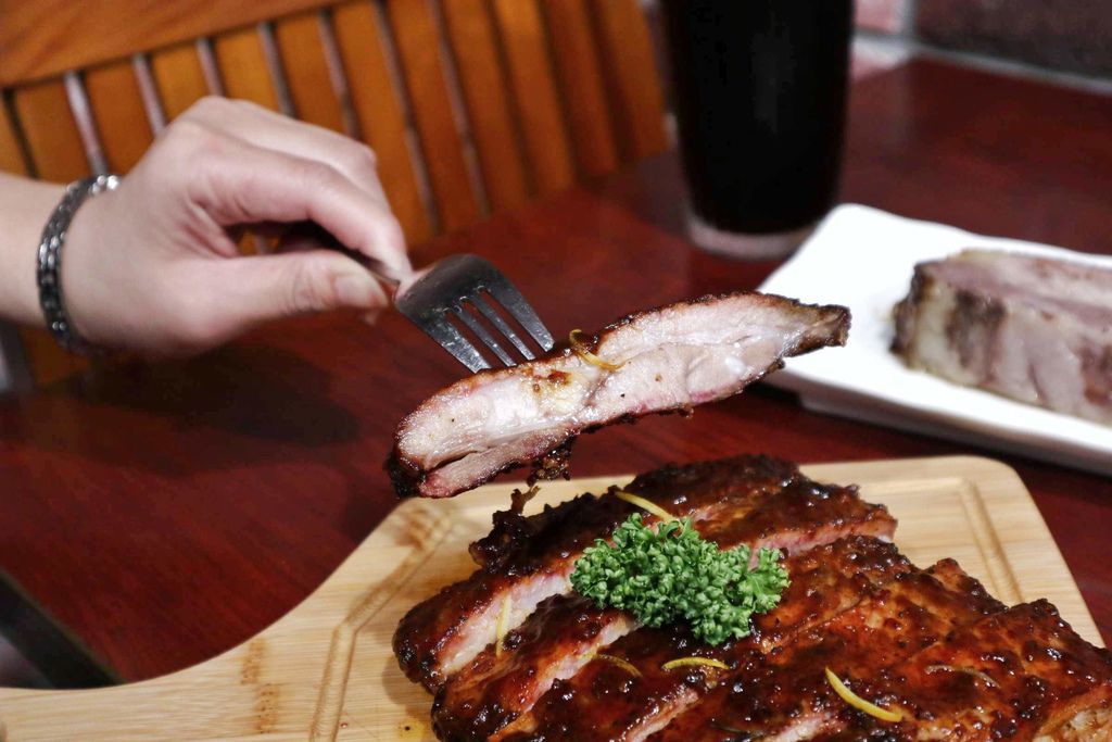 台北美麗華 | Ed’s Diner美式BBQ燒烤餐館，慢火煙醺滿嘴噴香的豬肋排絕對是肉食者的天堂 @女子的休假計劃
