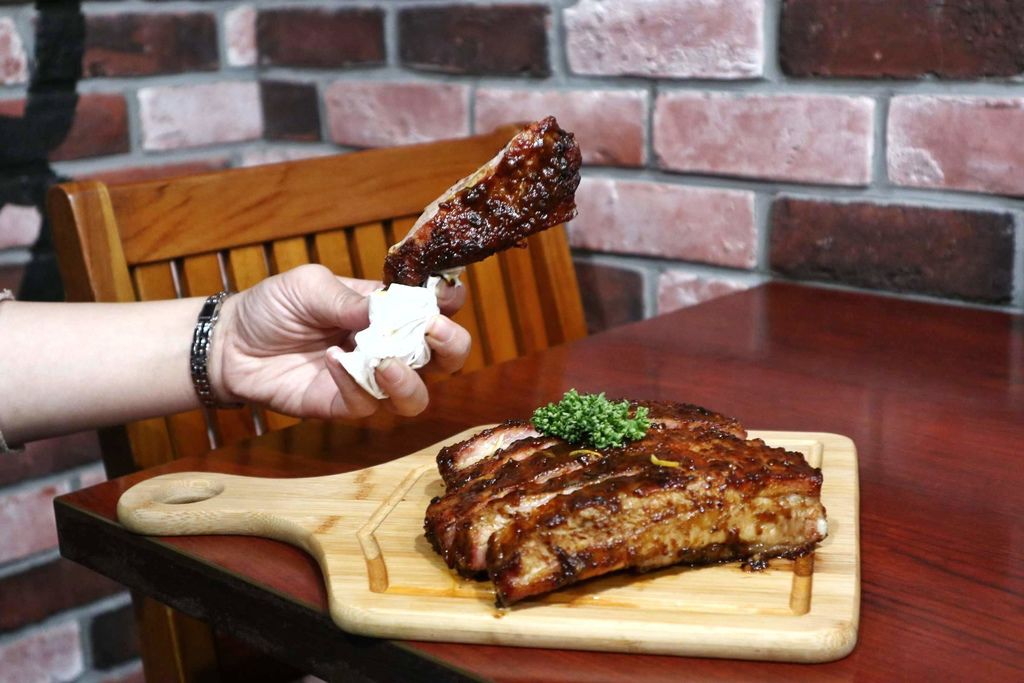 台北美麗華 | Ed’s Diner美式BBQ燒烤餐館，慢火煙醺滿嘴噴香的豬肋排絕對是肉食者的天堂 @女子的休假計劃