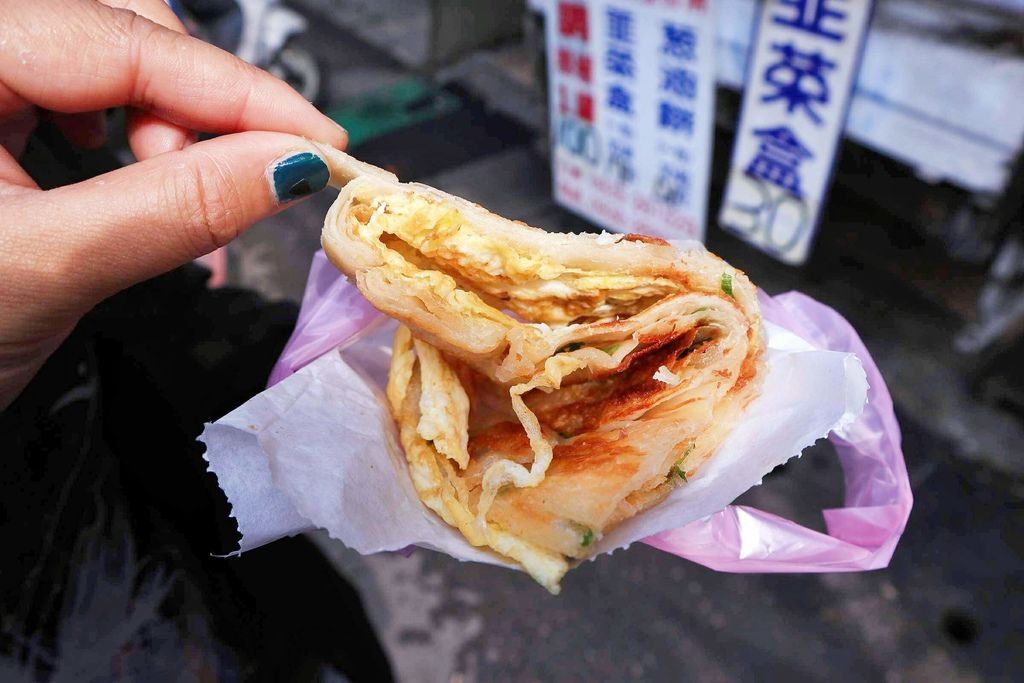 龍潭佟記蔥油餅，在地老饕都知道的小吃美食 / 食尚玩家推薦 /下午茶必備/  龍潭美食/外帶 @女子的休假計劃