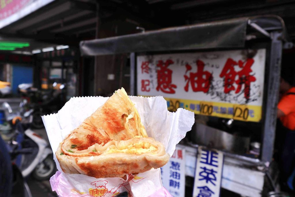 龍潭佟記蔥油餅，在地老饕都知道的小吃美食 / 食尚玩家推薦 /下午茶必備/  龍潭美食/外帶 @女子的休假計劃