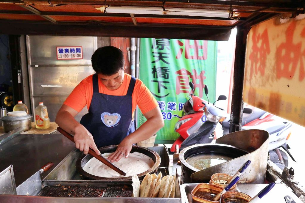 龍潭佟記蔥油餅，在地老饕都知道的小吃美食 / 食尚玩家推薦 /下午茶必備/  龍潭美食/外帶 @女子的休假計劃