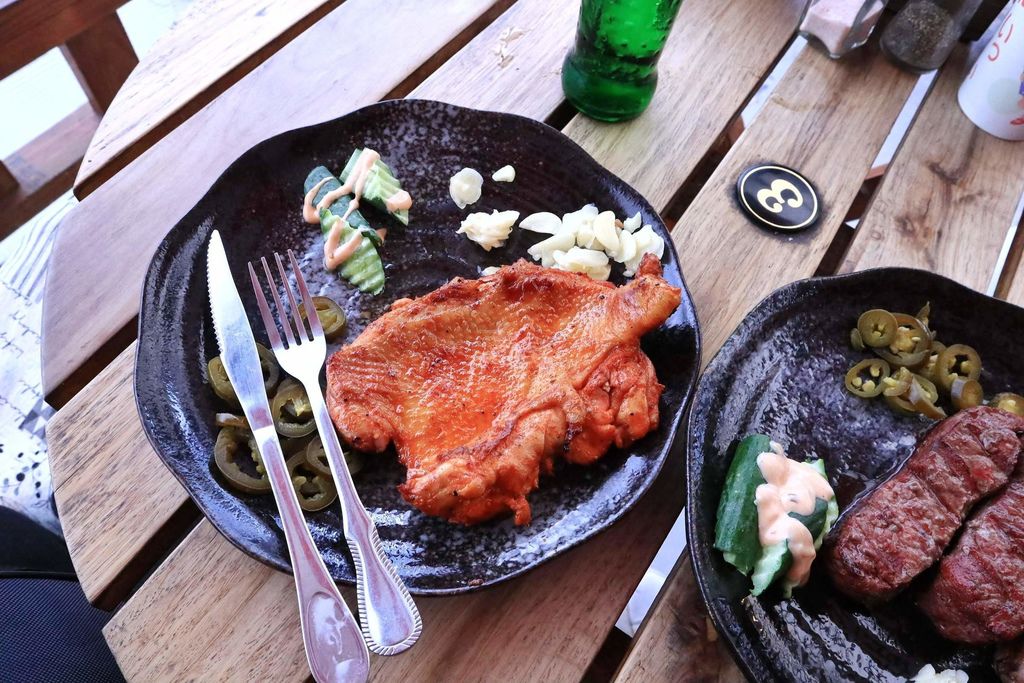 【桃園龍潭】野火原味美式牛排，最懂老饕的老饕板腱軟嫩牛排、墨西哥香辣雞腿排 |龍潭美食 |龍潭大池 |龍潭必吃/外帶 @女子的休假計劃