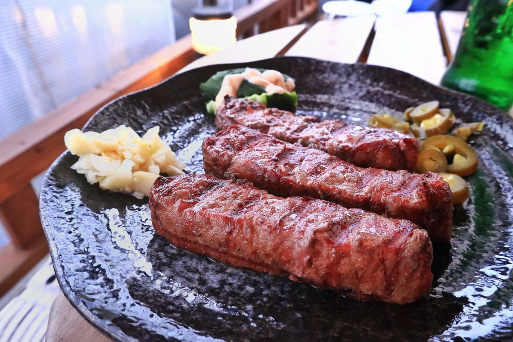 【桃園龍潭】野火原味美式牛排，最懂老饕的老饕板腱軟嫩牛排、墨西哥香辣雞腿排 |龍潭美食 |龍潭大池 |龍潭必吃/外帶 @女子的休假計劃