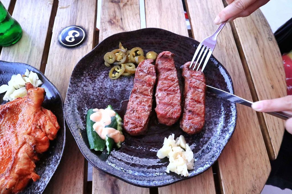 【桃園龍潭】野火原味美式牛排，最懂老饕的老饕板腱軟嫩牛排、墨西哥香辣雞腿排 |龍潭美食 |龍潭大池 |龍潭必吃/外帶 @女子的休假計劃