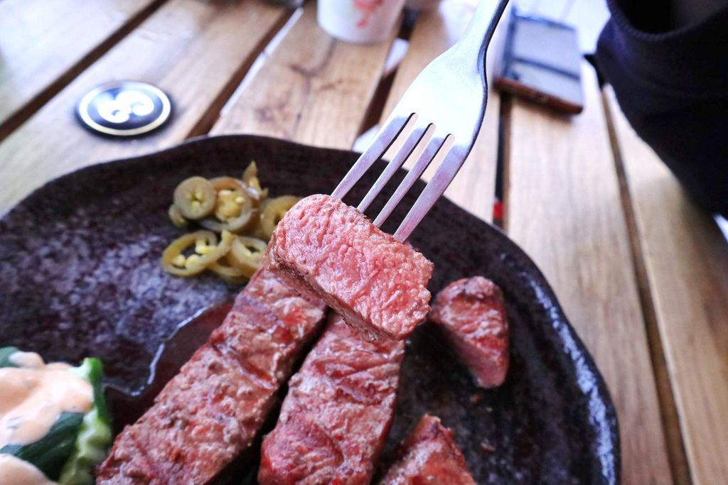 【桃園龍潭】野火原味美式牛排，最懂老饕的老饕板腱軟嫩牛排、墨西哥香辣雞腿排 |龍潭美食 |龍潭大池 |龍潭必吃/外帶 @女子的休假計劃