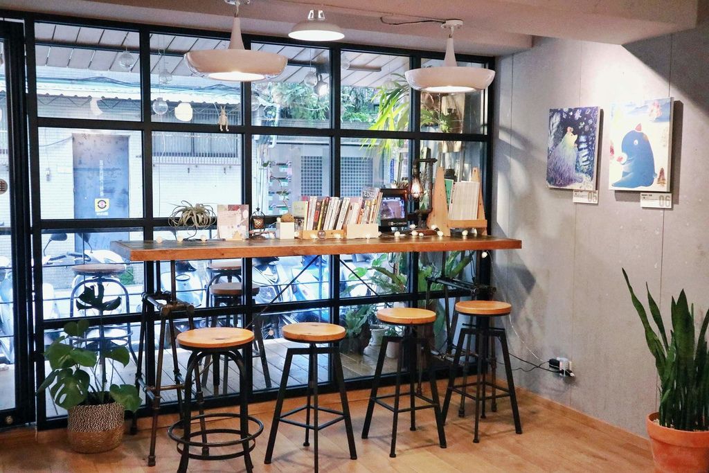 【台北大安】草泥Cafe，隨意自在的藝文空間偷嚐一口冬季限定踏雪尋莓 /六張梨 /草莓季 @女子的休假計劃