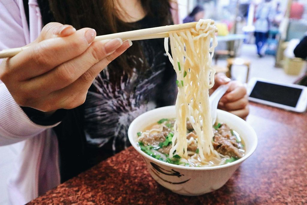 【桃園龍潭】龍潭市場餛飩 /芋頭排骨酥麵 /龍潭在地人早餐 @女子的休假計劃