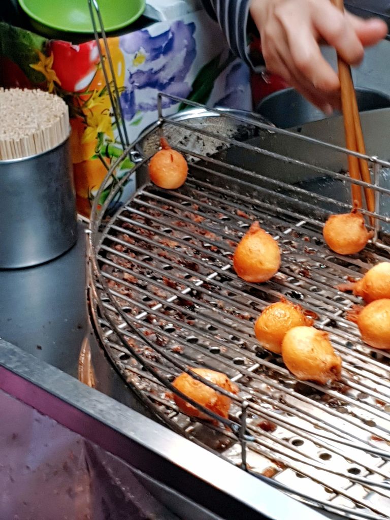 【台中豐原廟東夜市必吃美食】廟東菱角酥人氣排隊美食 @女子的休假計劃