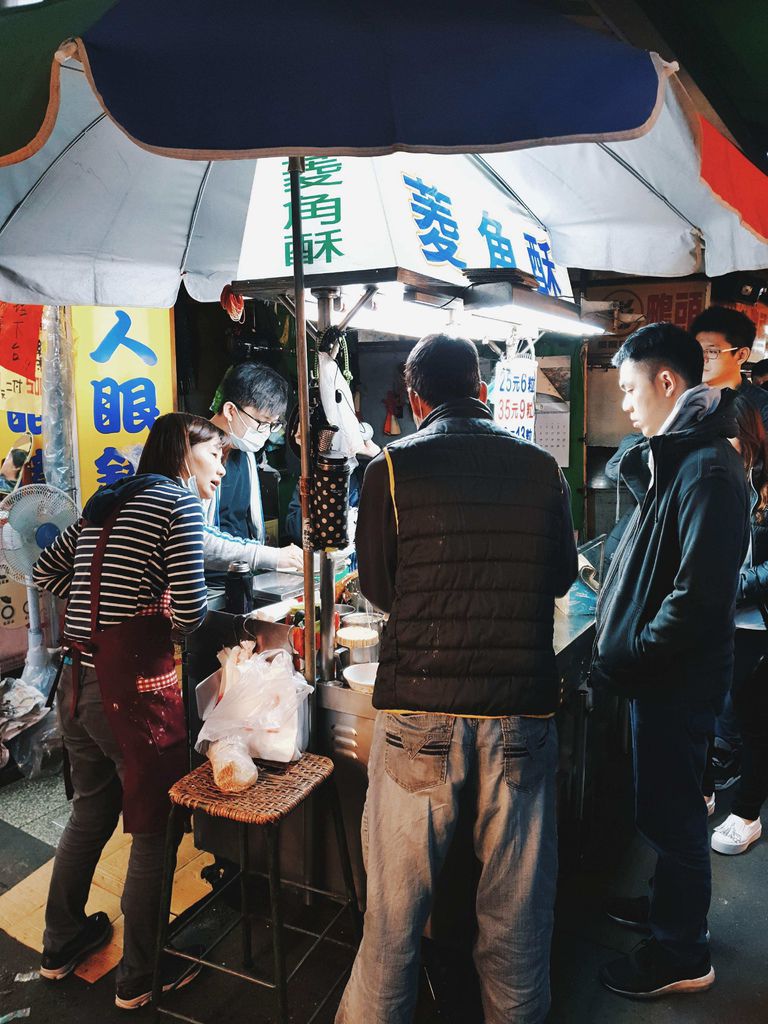 【台中豐原廟東夜市必吃美食】廟東菱角酥人氣排隊美食 @女子的休假計劃