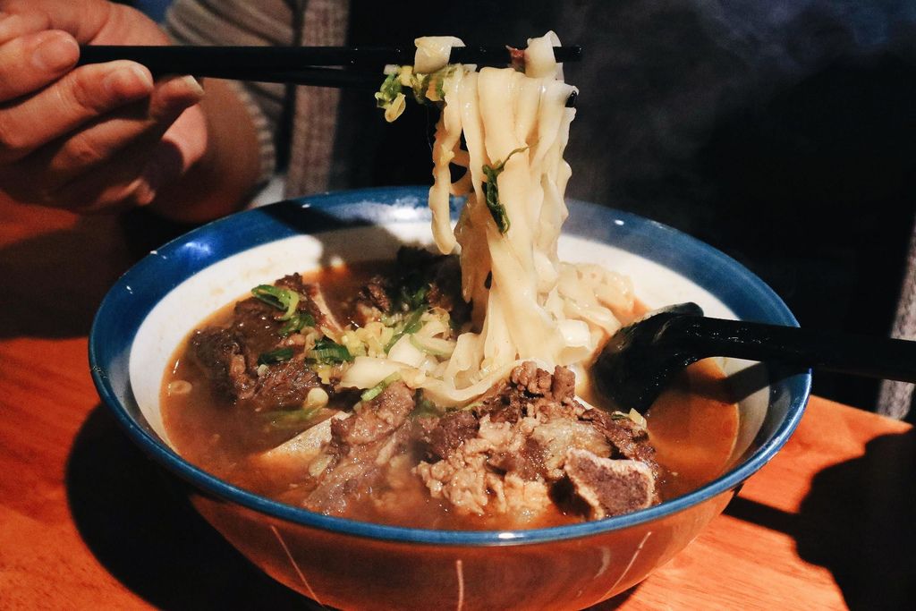 【宜蘭火車站美食】九條牛牛肉麵-宜蘭總店：超豪華隱藏版牛肉麵 @女子的休假計劃