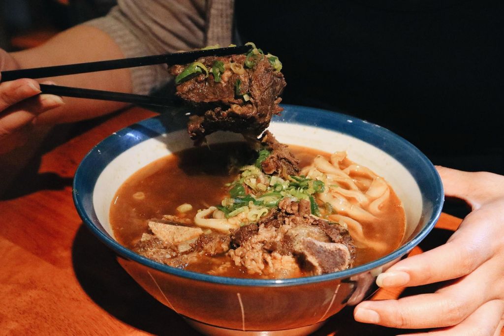 【宜蘭火車站美食】九條牛牛肉麵-宜蘭總店：超豪華隱藏版牛肉麵 @女子的休假計劃