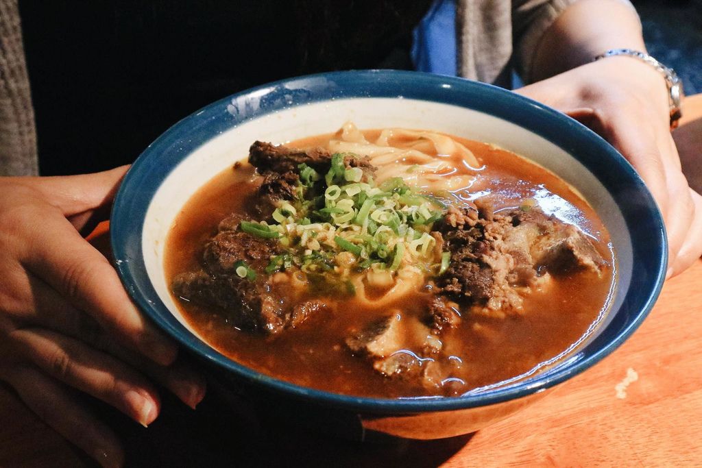 【宜蘭火車站美食】九條牛牛肉麵-宜蘭總店：超豪華隱藏版牛肉麵 @女子的休假計劃