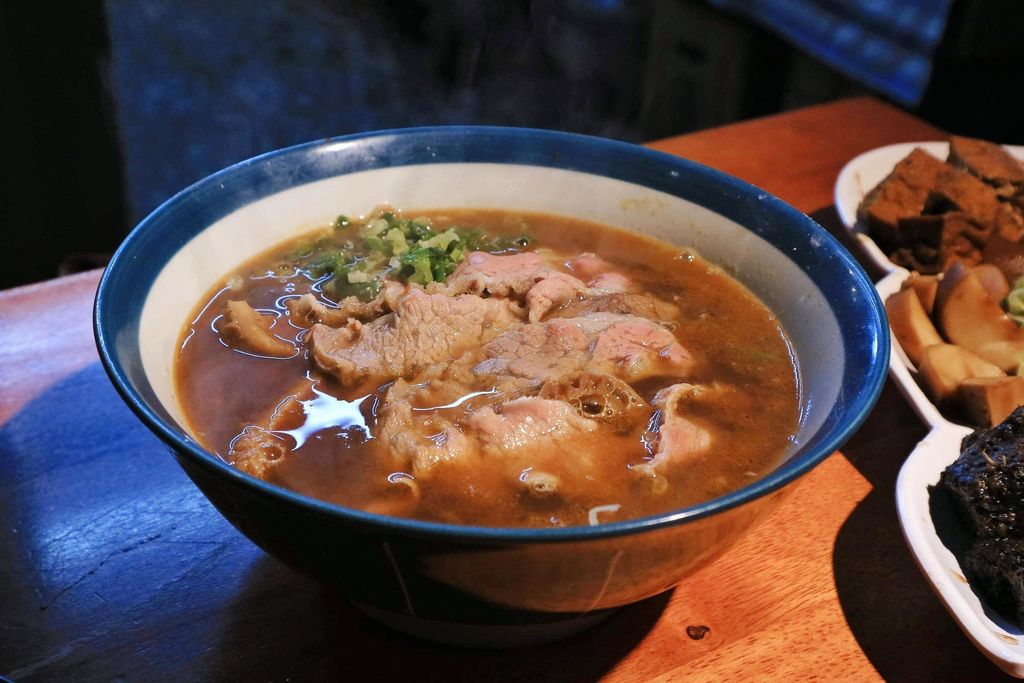 【宜蘭火車站美食】九條牛牛肉麵-宜蘭總店：超豪華隱藏版牛肉麵 @女子的休假計劃