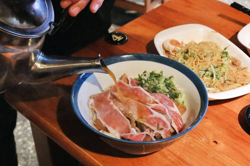 【宜蘭火車站美食】九條牛牛肉麵-宜蘭總店：超豪華隱藏版牛肉麵 @女子的休假計劃