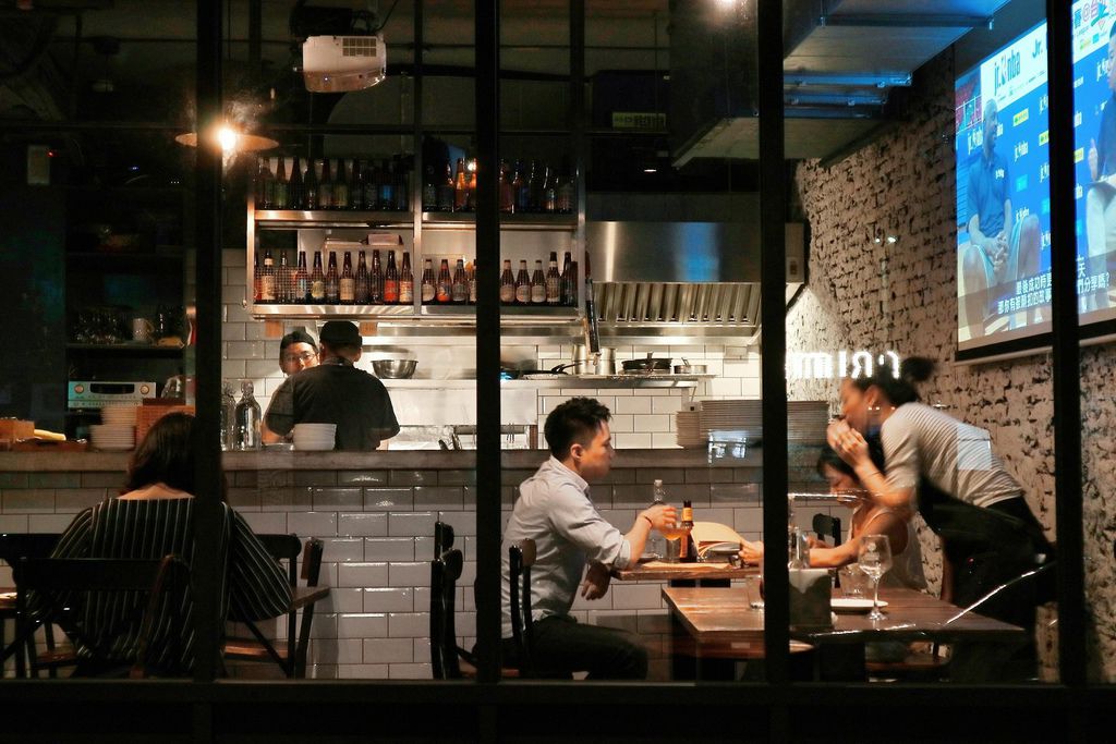 【台北東區餐酒館】Waiting Bistro等等小酒館：紙醉金迷的夜晚，一抹心靈寄託解壓的綠洲。 @女子的休假計劃