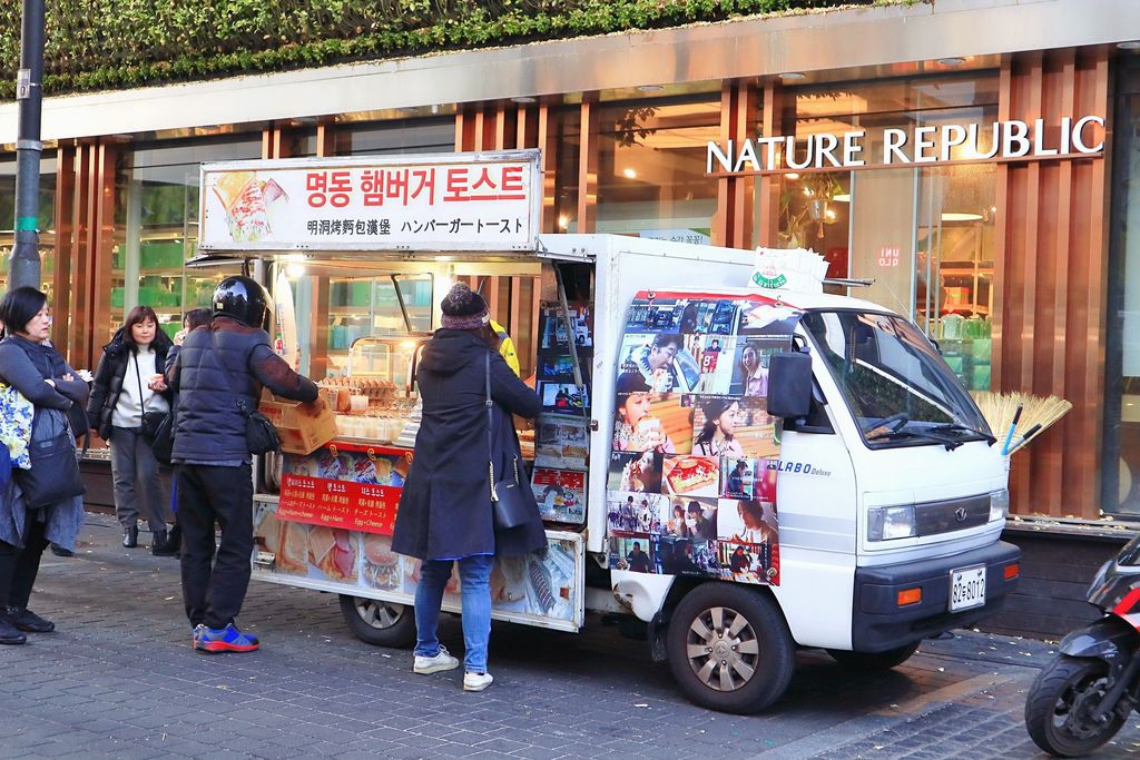 【首爾明洞早餐】明洞烤麵包漢堡(명동 햄버거 토스트)，在地人氣行動早餐車，紅到國外去。 @女子的休假計劃