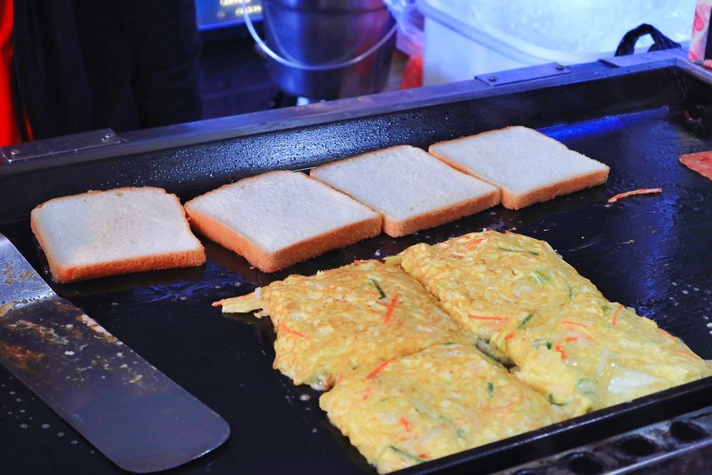 【首爾明洞早餐】明洞烤麵包漢堡(명동 햄버거 토스트)，在地人氣行動早餐車，紅到國外去。 @女子的休假計劃
