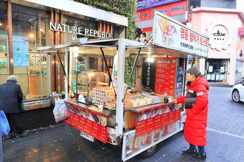 【首爾明洞早餐】明洞烤麵包漢堡(명동 햄버거 토스트)，在地人氣行動早餐車，紅到國外去。 @女子的休假計劃