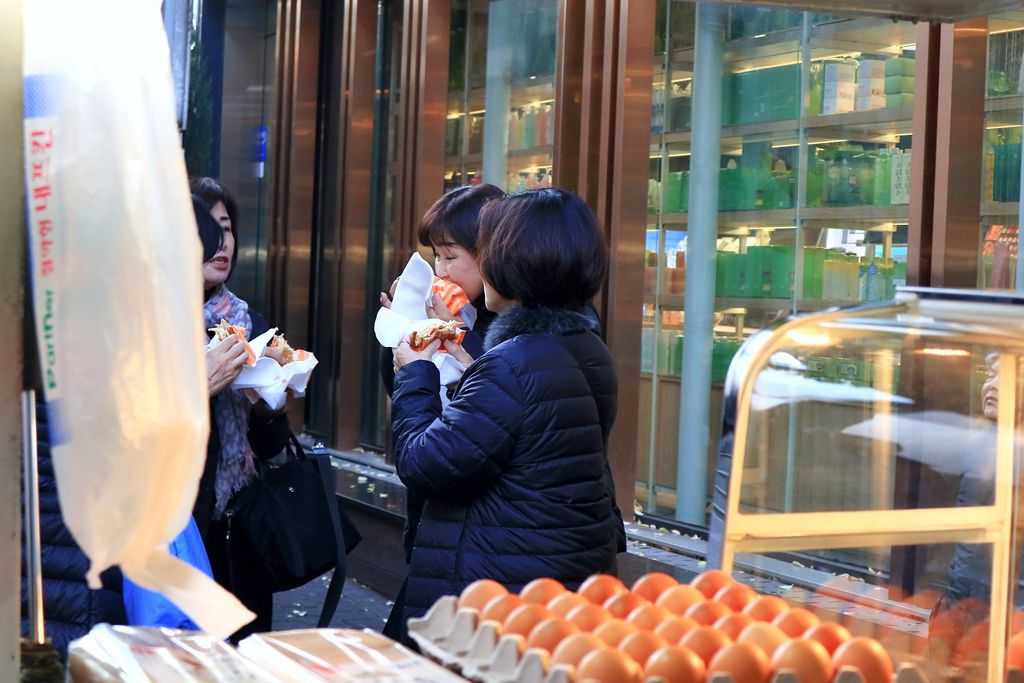 【首爾明洞早餐】明洞烤麵包漢堡(명동 햄버거 토스트)，在地人氣行動早餐車，紅到國外去。 @女子的休假計劃