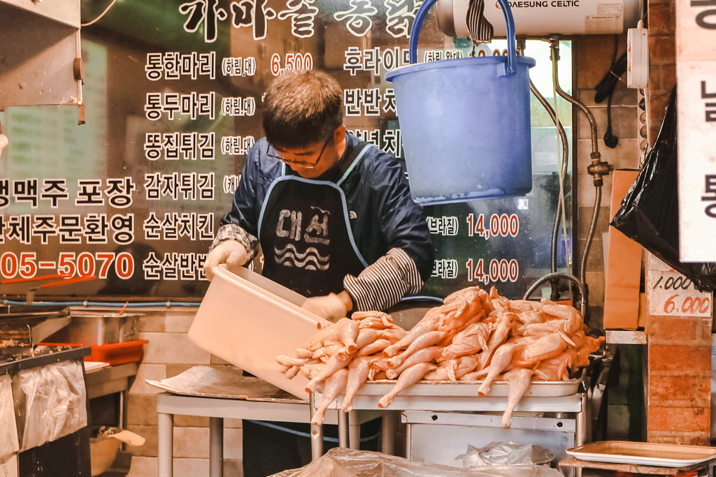 【韓國釜山美食】百年鐵鍋炸雞백년가마솥통닭：釜田市場傳統炸雞在地人推薦，皮薄脆又嫩口！ @女子的休假計劃